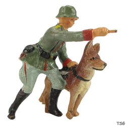 Elastolin Signals soldier standing with dog