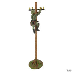 Elastolin Signals soldier climbing telephone pole