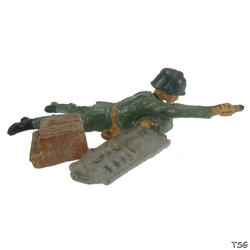 Elastolin Anti tank gunner lying, passing ammunition