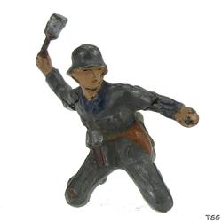 Lineol Soldier kneeling, throwing hand grenade