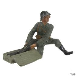 Lineol Gunner kneeling with cartridge