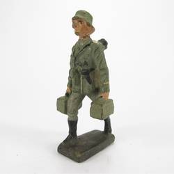 Lineol Soldier marching, bearing spare barrel